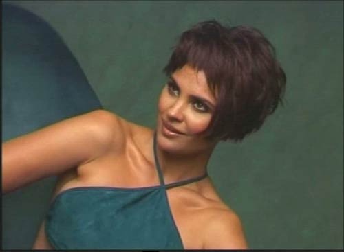 'नीलपरी' बनकर रिझाने को तैयार लारा । लारा के जलवे