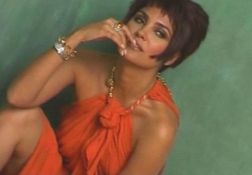 'नीलपरी' बनकर रिझाने को तैयार लारा । लारा के जलवे