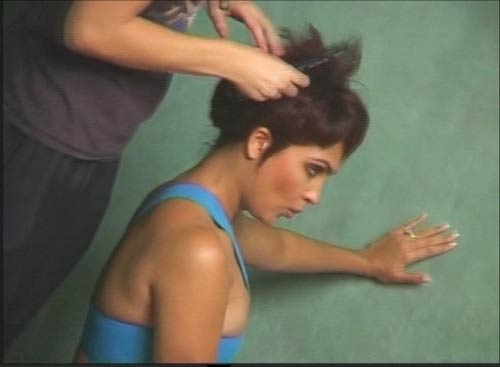 'नीलपरी' बनकर रिझाने को तैयार लारा । लारा के जलवे