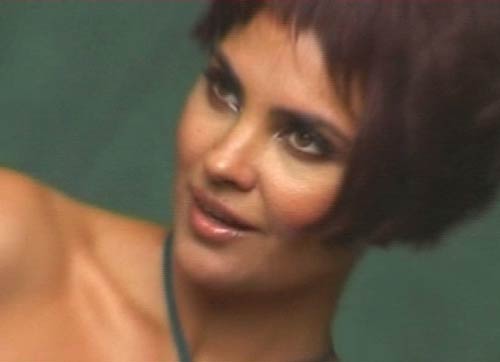 'नीलपरी' बनकर रिझाने को तैयार लारा । लारा के जलवे