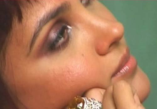 'नीलपरी' बनकर रिझाने को तैयार लारा । लारा के जलवे