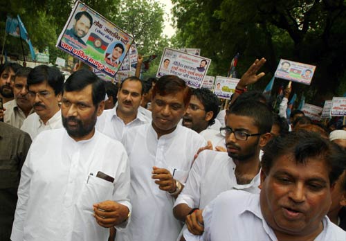 30 जुलाई 2011: तस्‍वीरों में देखें दिनभर की बड़ी खबरें | पढ़ें