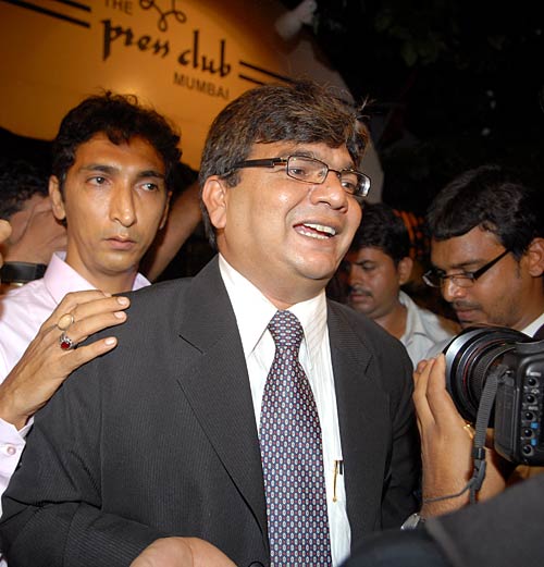 मारिया की प्रेस कांफ्रेस में जमकर हुआ हंगामा...