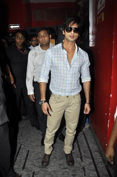 जब एक साथ जुटे 'मौसम' के कलाकार... । शाहिद की मस्‍ती