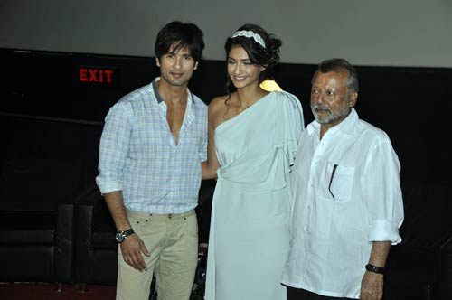 जब एक साथ जुटे 'मौसम' के कलाकार... । शाहिद की मस्‍ती