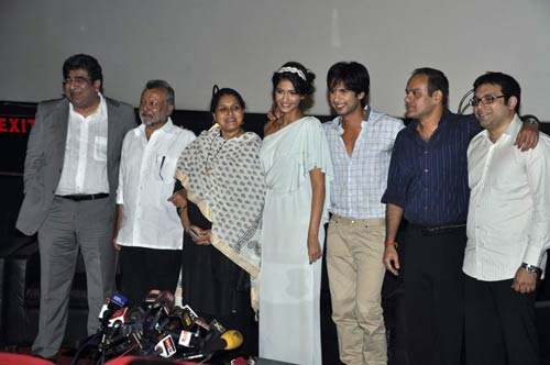 जब एक साथ जुटे 'मौसम' के कलाकार... । शाहिद की मस्‍ती