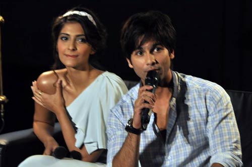 जब एक साथ जुटे 'मौसम' के कलाकार... । शाहिद की मस्‍ती