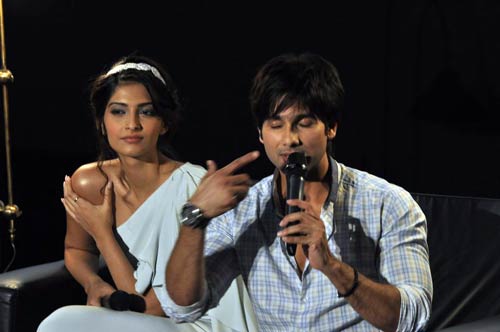 जब एक साथ जुटे 'मौसम' के कलाकार... । शाहिद की मस्‍ती