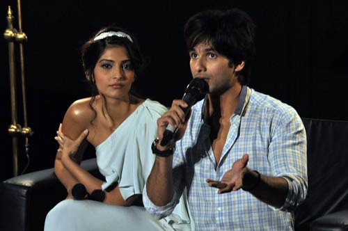 जब एक साथ जुटे 'मौसम' के कलाकार... । शाहिद की मस्‍ती