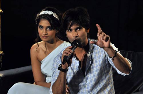 जब एक साथ जुटे 'मौसम' के कलाकार... । शाहिद की मस्‍ती