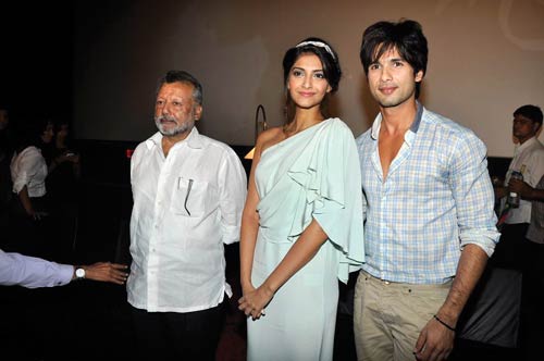 जब एक साथ जुटे 'मौसम' के कलाकार... । शाहिद की मस्‍ती