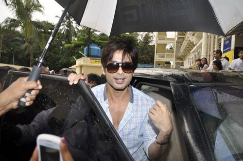 जब एक साथ जुटे 'मौसम' के कलाकार... । शाहिद की मस्‍ती