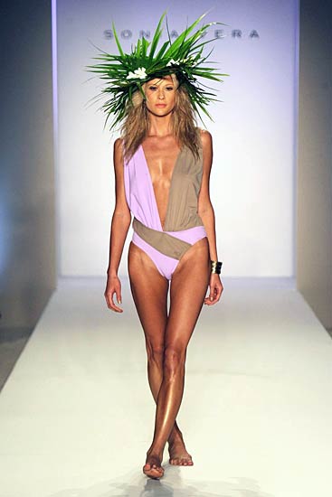 स्विमसूट परियों का तहलका । हसीनाओं का जलवा