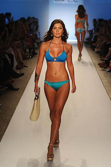 स्विमसूट परियों का तहलका । हसीनाओं का जलवा