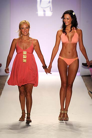 स्विमसूट परियों का तहलका । हसीनाओं का जलवा