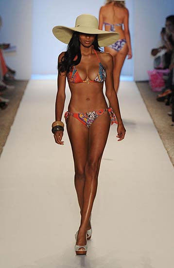 स्विमसूट परियों का तहलका । हसीनाओं का जलवा