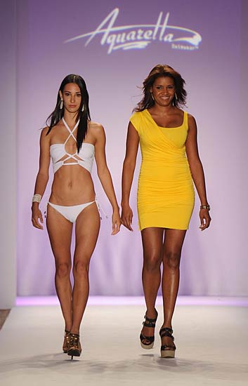 स्विमसूट परियों का तहलका । हसीनाओं का जलवा