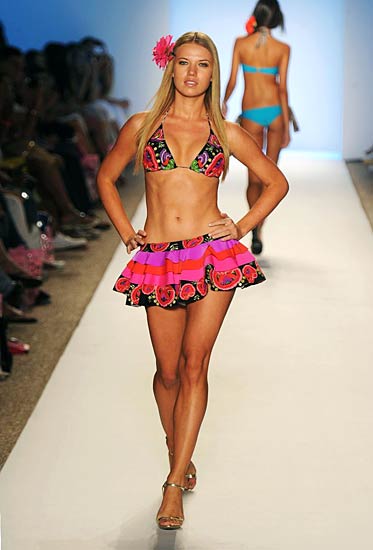 स्विमसूट परियों का तहलका । हसीनाओं का जलवा