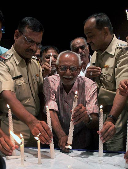 17 जुलाई 2011: तस्‍वीरों में देखें दिनभर की बड़ी खबरें  । पढ़ें