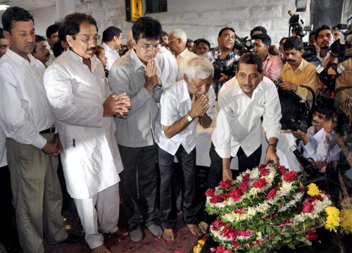 11 जुलाई 2011: तस्‍वीरों में देखें दिनभर की बड़ी खबरें । पढ़ें