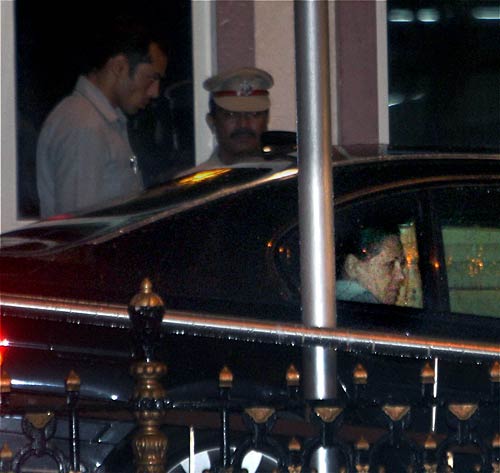 मुंबई ब्‍लास्‍ट के घायलों से मिले प्रधानमंत्री