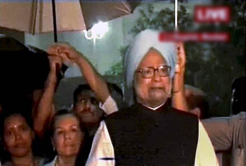 मुंबई ब्‍लास्‍ट के घायलों से मिले प्रधानमंत्री