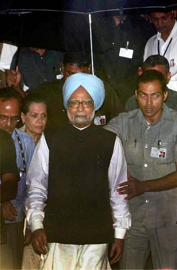 मुंबई ब्‍लास्‍ट के घायलों से मिले प्रधानमंत्री