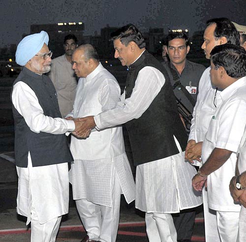 मुंबई ब्‍लास्‍ट के घायलों से मिले प्रधानमंत्री