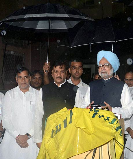 मुंबई ब्‍लास्‍ट के घायलों से मिले प्रधानमंत्री