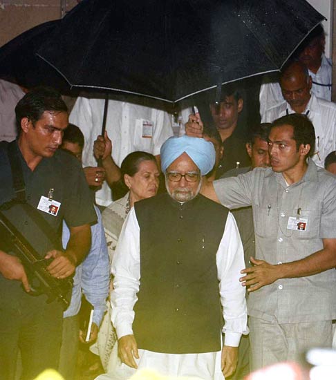 मुंबई ब्‍लास्‍ट के घायलों से मिले प्रधानमंत्री