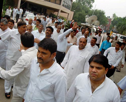 30 जुलाई 2011: तस्‍वीरों में देखें दिनभर की बड़ी खबरें | पढ़ें