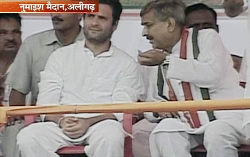 अलीगढ़ में राहुल की किसान महापंचायत...। राहुल की 'पदयात्रा'