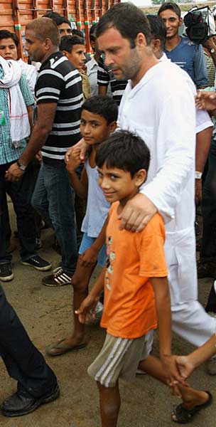 अलीगढ़ में राहुल की किसान महापंचायत...। राहुल की 'पदयात्रा'