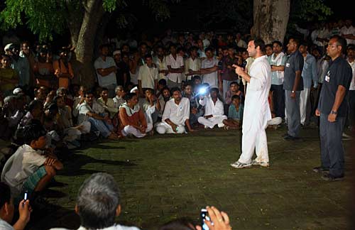 अलीगढ़ में राहुल की किसान महापंचायत...। राहुल की 'पदयात्रा'