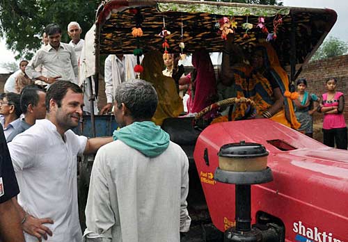 अलीगढ़ में राहुल की किसान महापंचायत...। राहुल की 'पदयात्रा'
