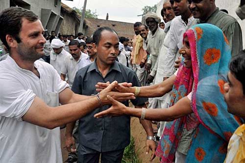 अलीगढ़ में राहुल की किसान महापंचायत...। राहुल की 'पदयात्रा'