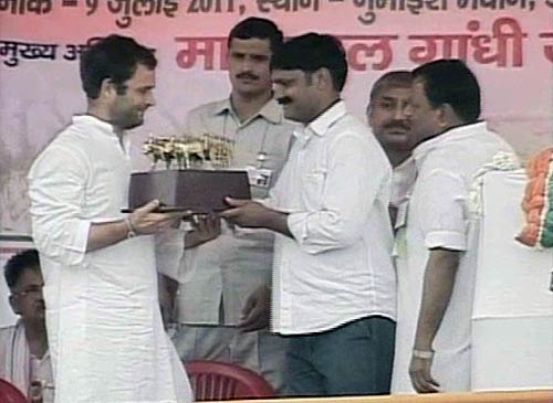अलीगढ़ में राहुल की किसान महापंचायत...। राहुल की 'पदयात्रा'