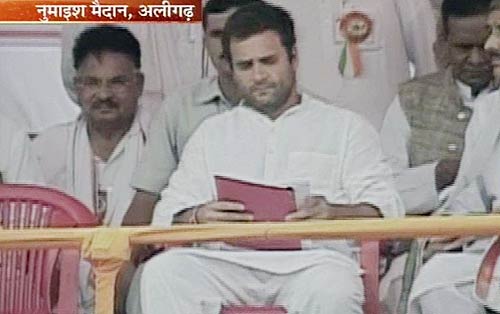 अलीगढ़ में राहुल की किसान महापंचायत...। राहुल की 'पदयात्रा'