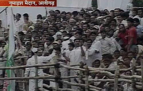 अलीगढ़ में राहुल की किसान महापंचायत...। राहुल की 'पदयात्रा'