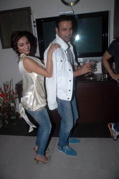 राहुल-डिम्‍पी की पार्टी में धमाल । मान्यता की पार्टी