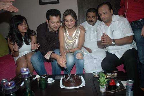 राहुल-डिम्‍पी की पार्टी में धमाल । मान्यता की पार्टी