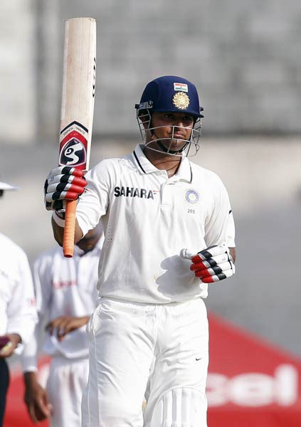 धोनी और रैना के दम पर भारत को बढ़त...