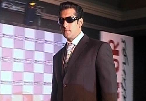 बिंदास राखी की बेबाक मुहब्बत । राखी के ढेरों रूप