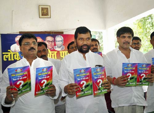 18 जुलाई 2011: तस्‍वीरों में दिनभर की बड़ी खबरें  | पढ़ें