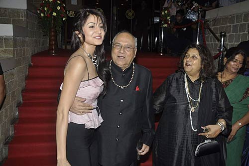 'ताज एक्‍सप्रेस' के मंचन पर सितारे  | बिना मेकअप अभिनेत्रियां