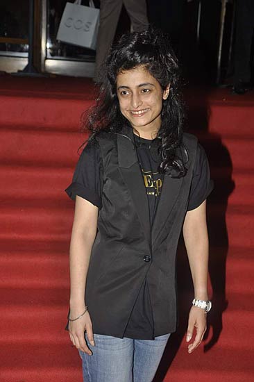 'ताज एक्‍सप्रेस' के मंचन पर सितारे  | बिना मेकअप अभिनेत्रियां