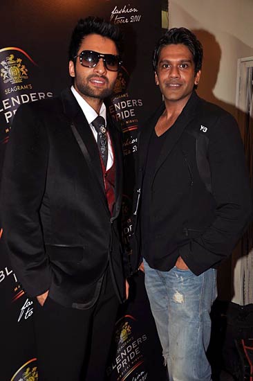 फैशन शो में सितारों ने बिखेरी चमक  | देखो-देखो... ये है जलवा