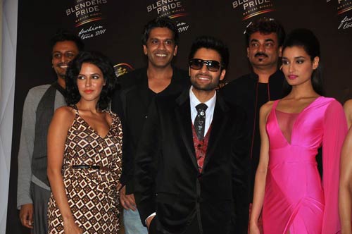 फैशन शो में सितारों ने बिखेरी चमक  | देखो-देखो... ये है जलवा