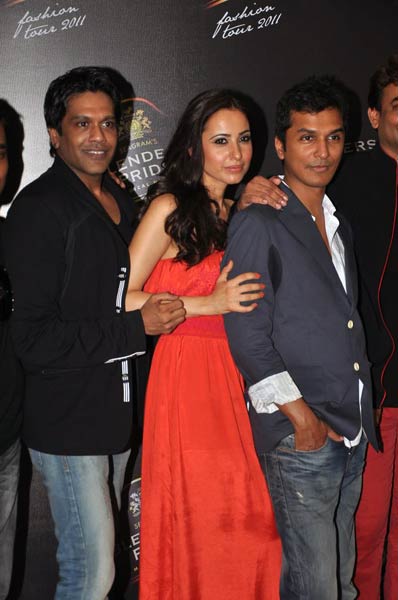 फैशन शो में सितारों ने बिखेरी चमक  | देखो-देखो... ये है जलवा