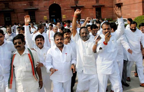 19 जुलाई 2011: तस्‍वीरों में दिनभर की बड़ी खबरें  | पढ़ें